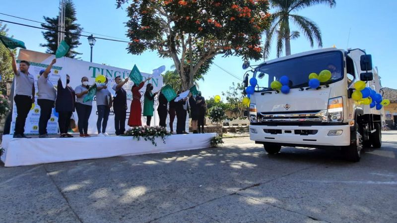 Donan camión recolector de basura al Ayuntamiento de Tingüindín